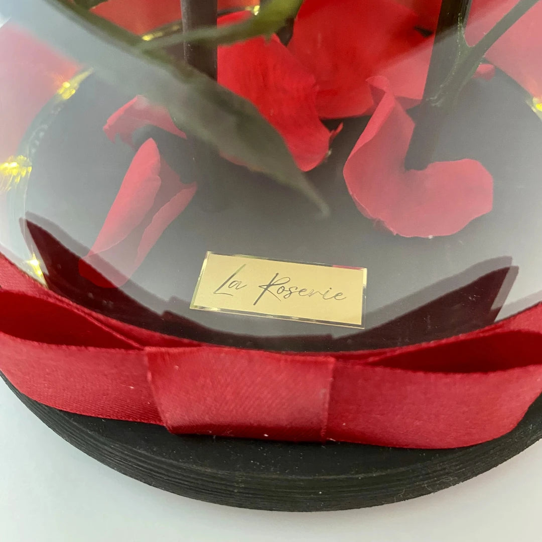 három örökrózsa üvegburában