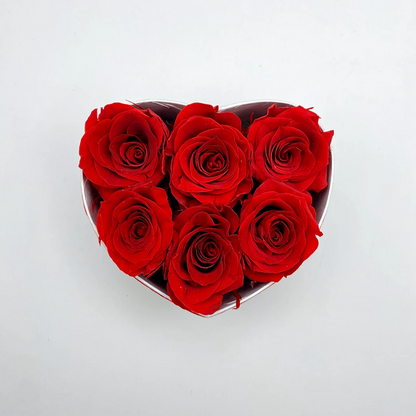 6 kisfejű örökrózsa szív dobozban