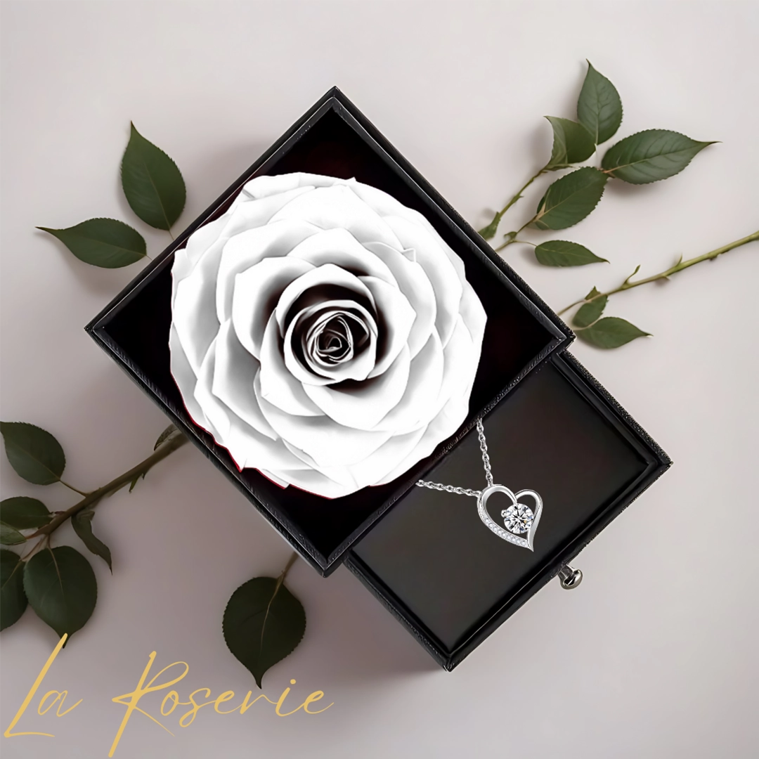 fehér örökrózsa nyaklánccal