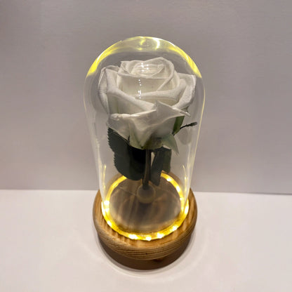 fehér örökrózsa üvegben