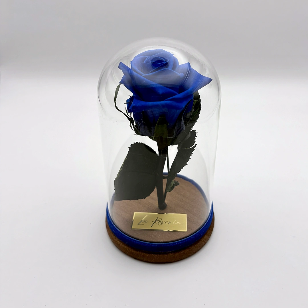 kék örökrózsa üvegben