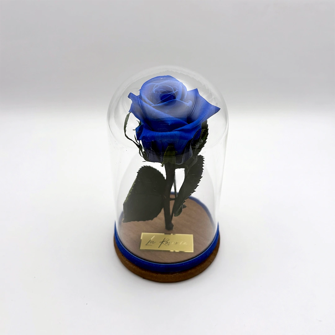 kék örökrózsa üvegben