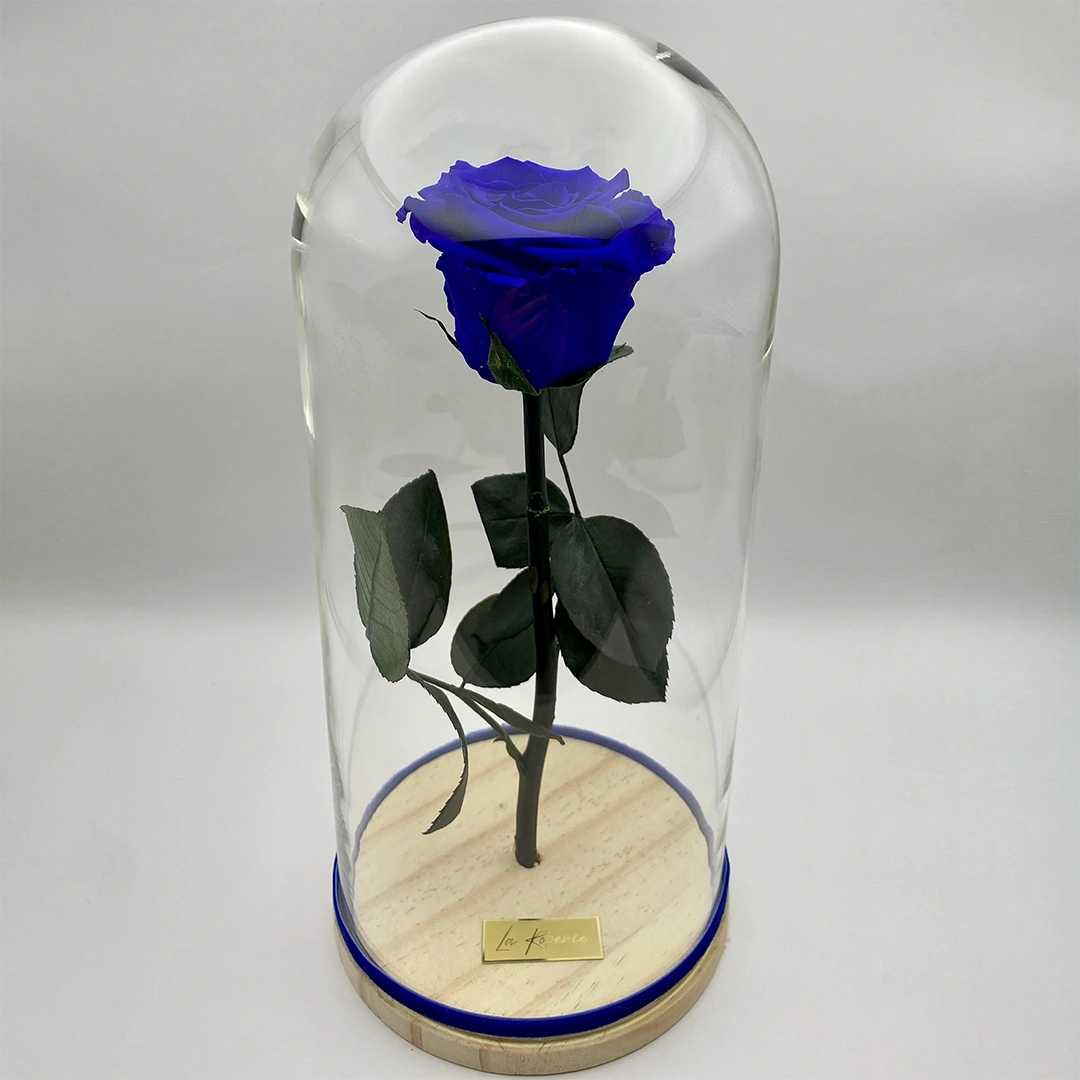 kék örökrózsa üvegben