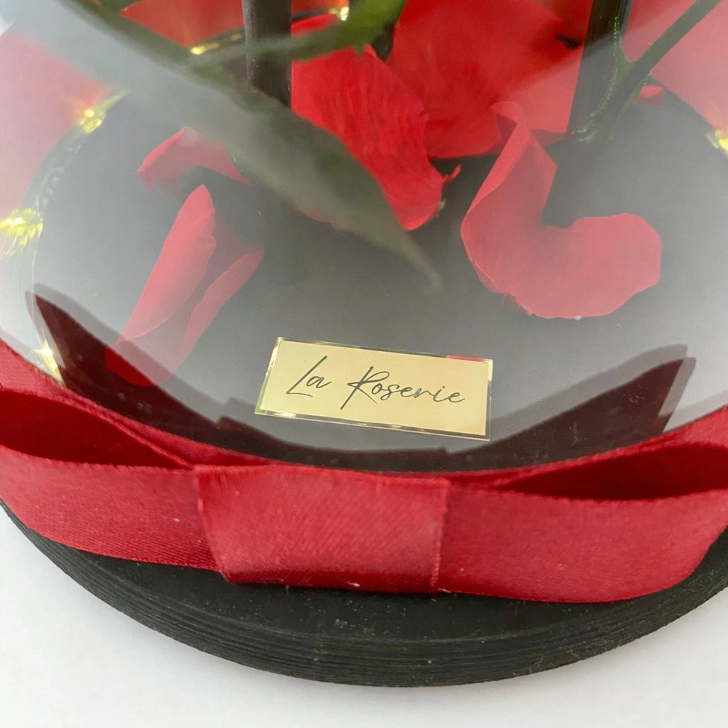 három örökrózsa üvegburában